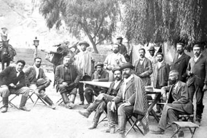 Foi idealizado pelo engenheiro alemão-argentino Josep Rauch e construído pelo norte-americano Richard Fontaine Maury entre 1921 e 1948.