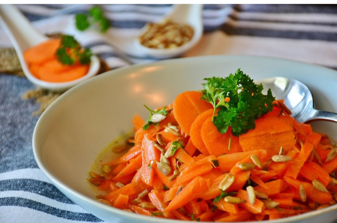 Sua popularidade se deve não apenas ao sabor agradável, mas também à variedade de usos e à grande contribuição que oferece à saúde. Que tal conhecermos um pouco mais sobre a cenoura?