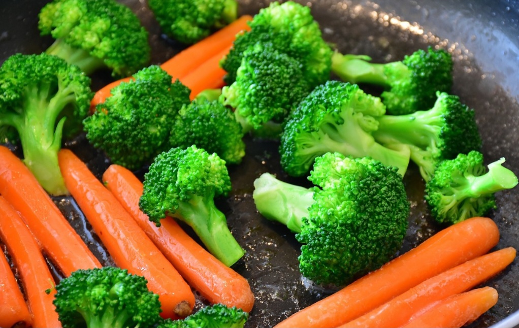 Rica em betacaroteno, substância precursora da vitamina A, a cenoura fortalece a visão e protege da pele. A presença de antioxidantes, como a vitamina C, ajuda a combater os radicais livres, o que contribui para a prevenção do envelhecimento precoce e de doenças crônicas.