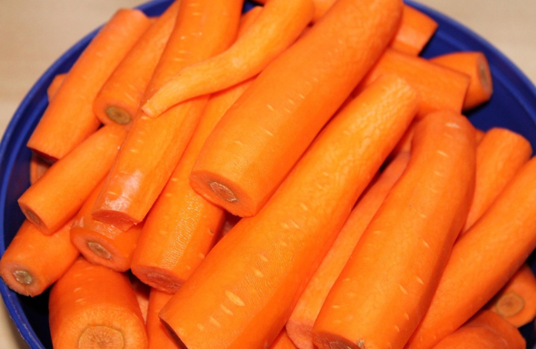 A conservação adequada é essencial para manter as características da cenoura. Quando armazenada em geladeira, dentro de sacos plásticos próprios para alimentos, pode durar até quinze dias. No entanto, é preciso atenção com o acúmulo de umidade dentro da embalagem.