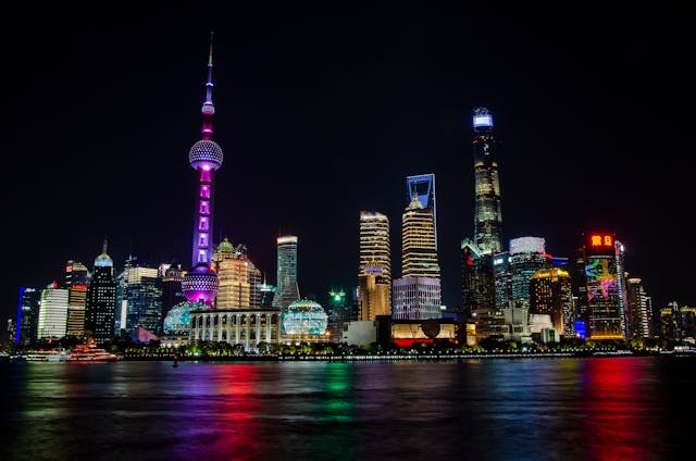 A Bund – Margem icônica do rio Huangpu, mistura arquitetura colonial e arranha-céus modernos. À noite, a iluminação transforma a paisagem em um espetáculo visual. É um dos pontos turísticos mais famosos da cidade.