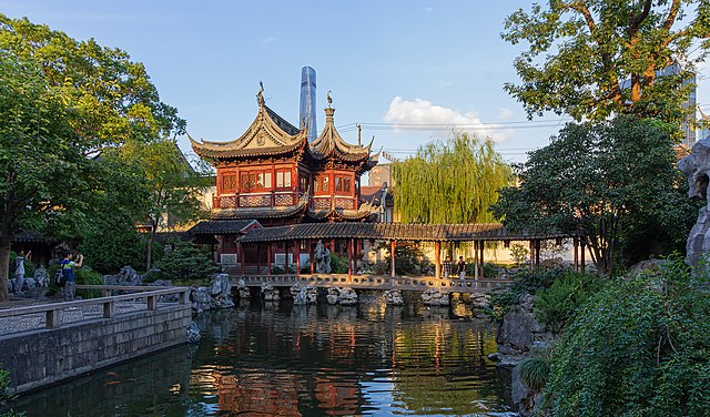 Jardim Yuyuan – Jardim tradicional da dinastia Ming com lagos, pavilhões e pontes sinuosas. Um refúgio tranquilo que também abriga lojas de artesanato e culinária típica. É um dos locais históricos mais visitados.