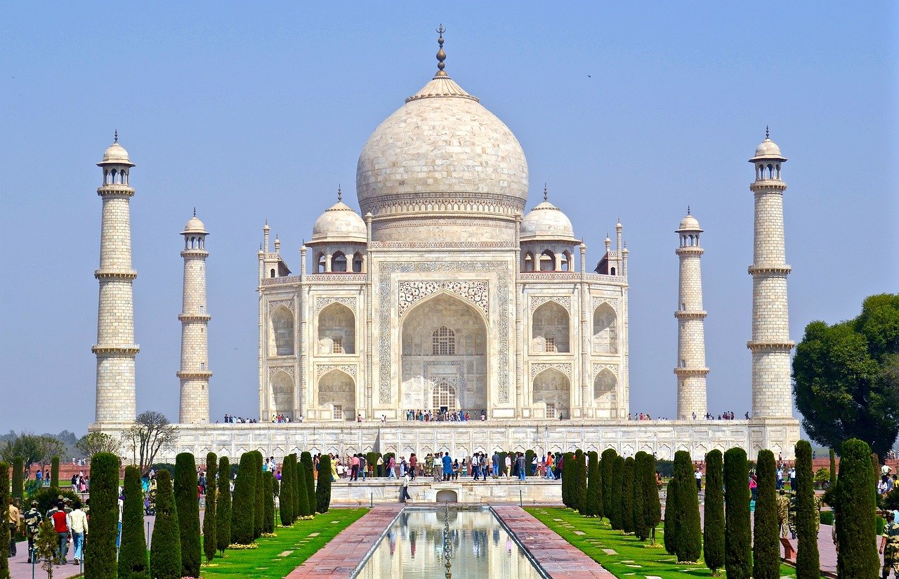 O Taj Mahal, situado em Agra, na Índia, é um mausoléu de mármore branco construído entre 1632 e 1648 pelo imperador mogol Shah Jahan. Erguido em homenagem à sua esposa Mumtaz Mahal, simboliza o amor eterno e é uma das maiores expressões da arquitetura islâmica. Suas cúpulas, jardins simétricos e detalhados mosaicos encantam milhões de visitantes.