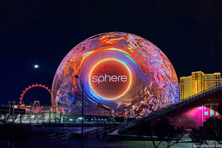 O exterior da Sphere é coberto por uma gigantesca tela de LED de alta resolução, que se estende por mais de 54 mil metros quadrados, transformando a estrutura em um espetáculo visual por si só.