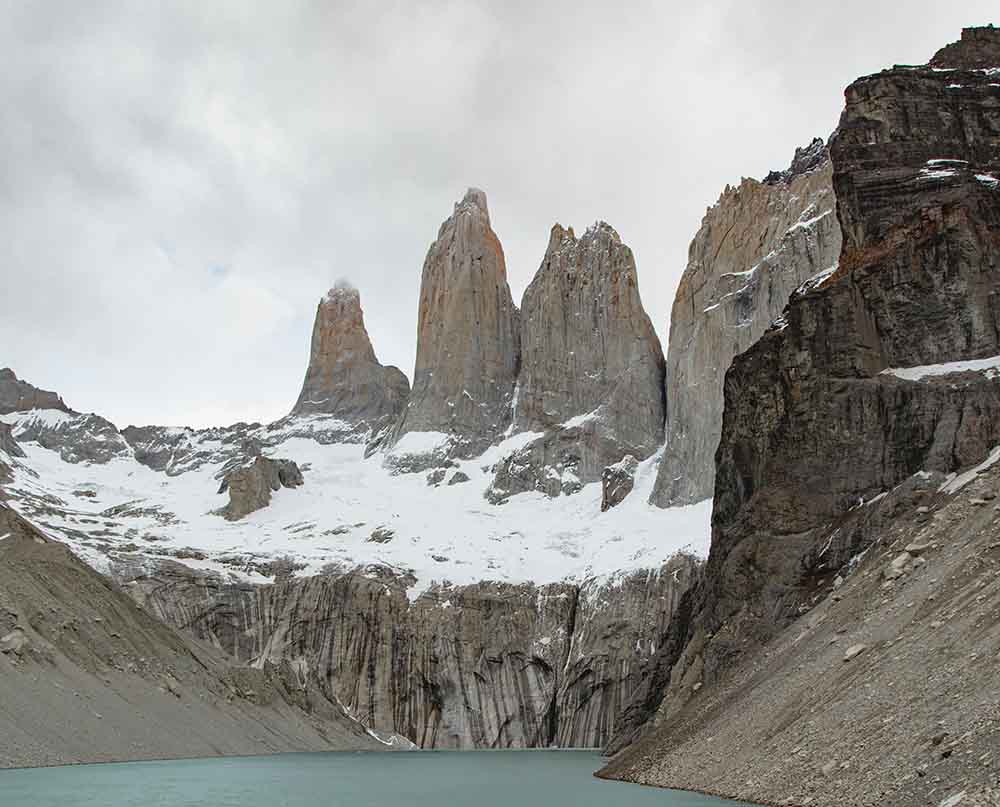 Torres del Paine (Chile) – Localizadas na Patagônia, essas torres de granito possuem picos pontiagudos e verticais. Foram moldadas por geleiras e ventos intensos ao longo de milênios. O parque onde estão situadas é um dos destinos de trekking mais famosos do mundo.

