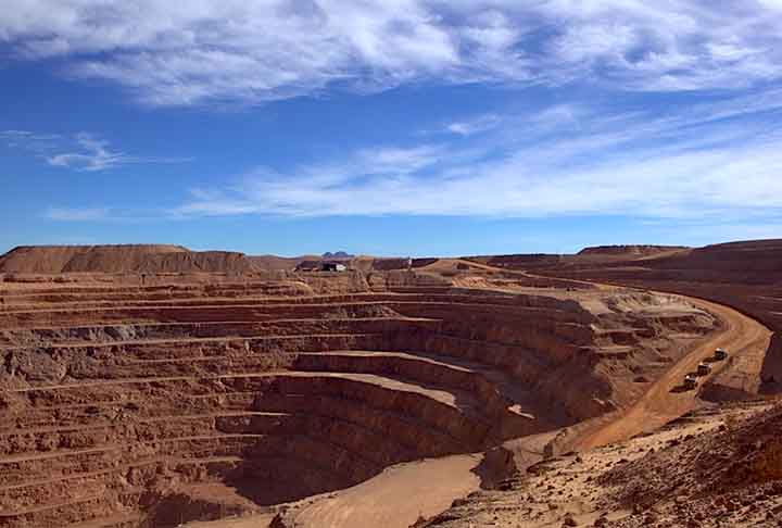 A mina de Fresnillo pertence à companhia mineradora Peñoles, a cidade é também o lugar do famoso Santo Niño de Atocha, uma imagem romana que o México comprou da Espanha.