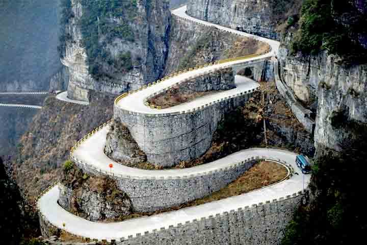 Apelidada de “Avenida em direção ao Céu”, a estrada é uma impressionante obra de engenharia, construída ao longo de sete anos e com um custo superior a 100 milhões de yuans (cerca de R$ 83 milhões).