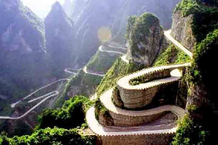 Além de ser um desafio para motoristas corajosos, a estrada é também um destino fascinante que atrai turistas pela sua beleza e dificuldade. Conheça mais sobre esse lugar incrível!