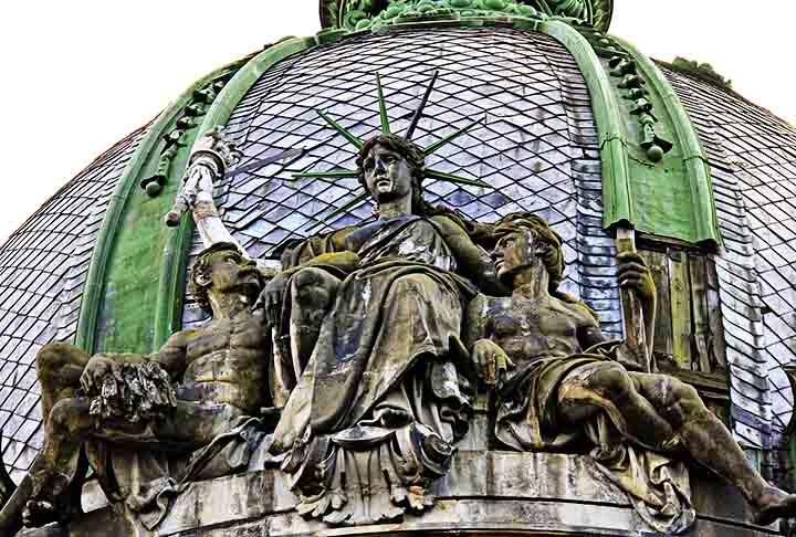 Lviv, Ucrânia – No topo da Prefeitura, há uma pequena réplica de 3 metros. Ela representa liberdade e independência no contexto europeu, cercada por uma cidade de arquitetura histórica e cultura vibrante.