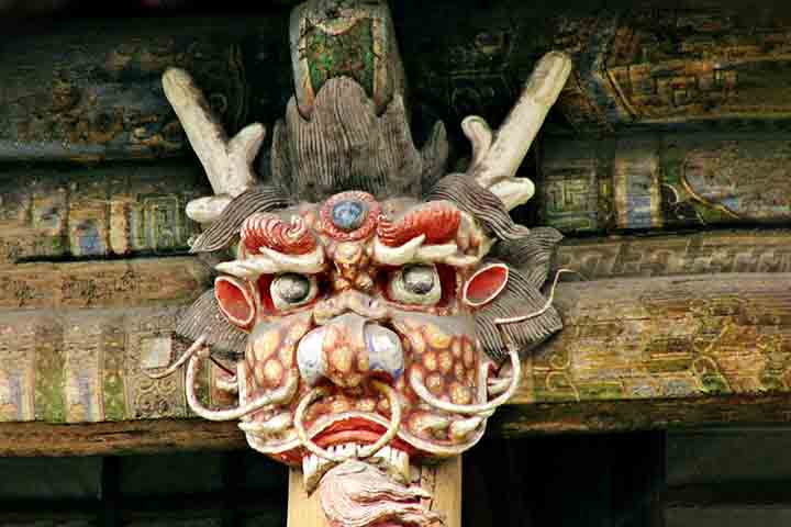 Os turistas que se deslocam para a região podem passear pelas partes internas do mosteiro e conhecer detalhes das religiões praticadas pelos chineses. 
