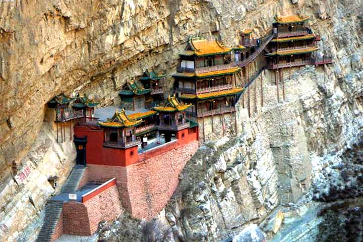 Ao todo, são 40 salas dentro do mosteiro que se comunicam por um labirinto de passagens. 
