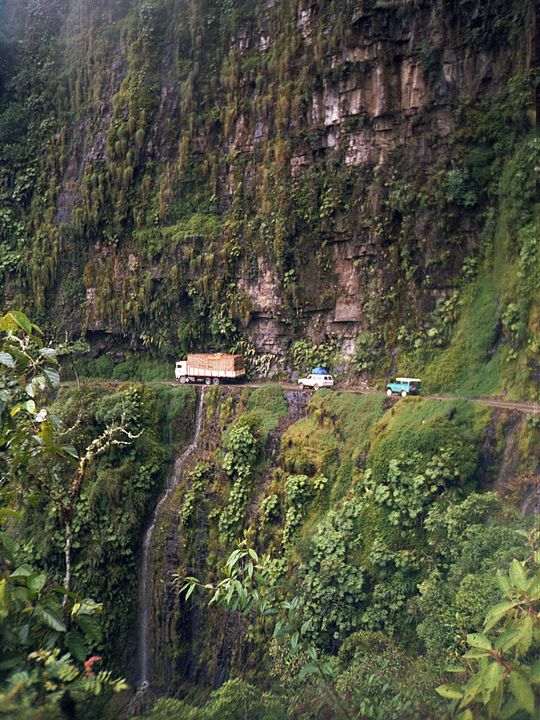 Estrada da Morte (Bolívia) -  É um caminho estreito, de 80 km de extensão, que foi construído com trabalho escravo de prisioneiros paraguaios, durante a Guerra do Chaco, na década de 1930.