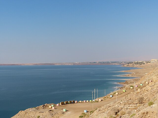 Dead Sea Resorts, Jordânia/Israel: Localizados ao redor do Mar Morto, esses resorts possuem poucos habitantes fixos e são focados no turismo de saúde e lazer. A região está em média a 430 metros abaixo do nível do mar, sendo o ponto mais baixo da Terra.
