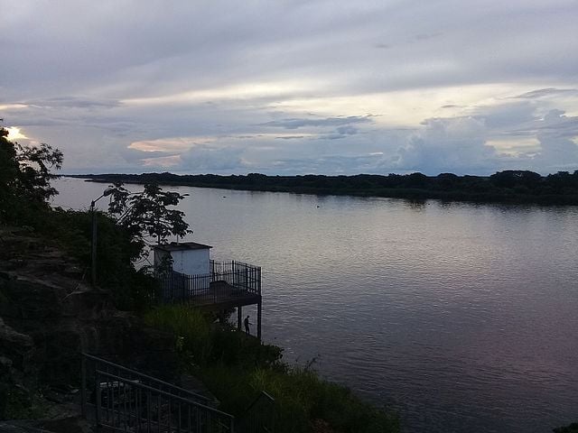 Seu nome é derivado da língua guarani e denota ‘rio dos paraguás’, uma espécie de ave que inclui os papagaios. Trata-se do primordial trajeto fluvial no Paraguai, tanto que banha a capital Assunção. Em grande parte, é navegável e possui contato com o Pantanal. 