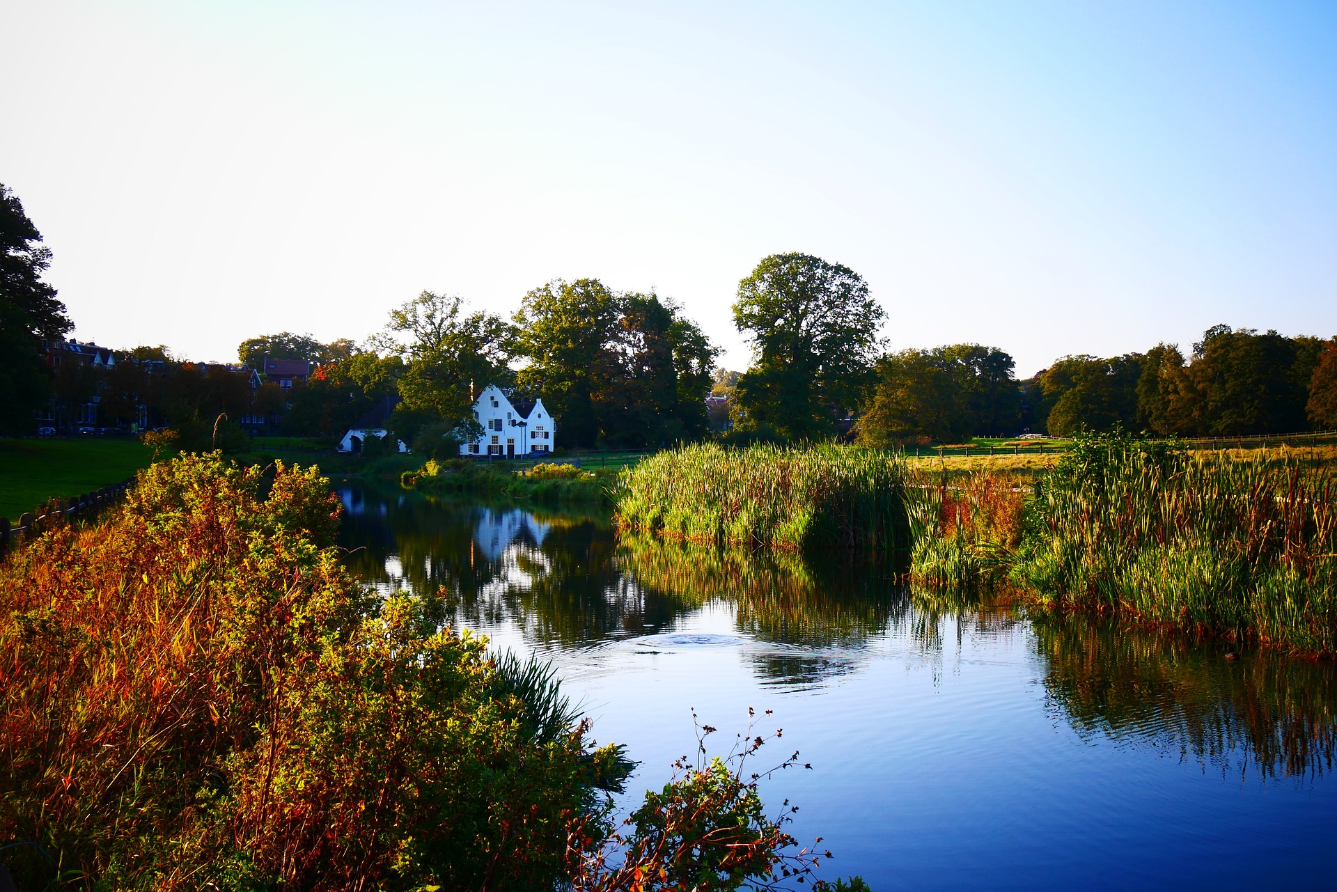 A região da Holanda foi formada por depósitos de sedimentos de rios e mares ao longo de milhares de anos. Grande parte do território é composta de planícies costeiras e terrenos aluviais, tornando-a naturalmente plana e sujeita a inundações.