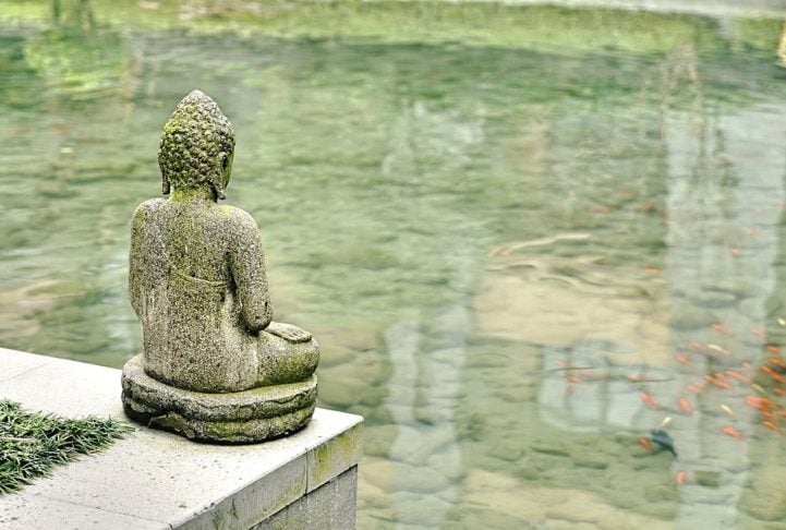 De acordo com a tradição, Buda nasceu em Lumbini (Patrimônio Mundial da Unesco) por volta do ano 566 a.C. e cresceu em Capilvasto. Ambas as localidades ficam hoje no Nepal. 