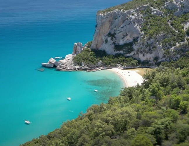 A Sardenha é amplamente reconhecida por suas praias de águas turquesa e paisagens naturais únicas. A Costa Leste da ilha é particularmente famosa, com destaque para a famosa Cala Luna.