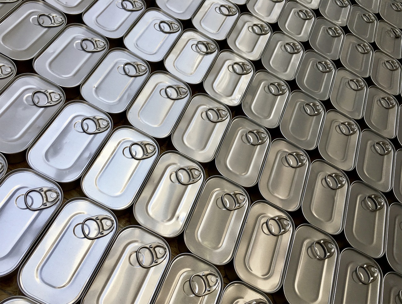 Na fábrica de conservas, os peixes são lavados, tendo suas cabeças removidas, Assim, eles são defumados ou cozidos, seja por fritura profunda ou por cozimento a vapor, sendo depois secos.