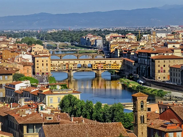 Florença (Itália) - Fica na Toscana, sendo a maior cidade dessa região e uma das mais belas do mundo. Fundada em 396 a.C, foi pulsante na Idade Média e abrigou grandes nomes do Renascimento Italiano, período entre os séculos 14 e 15 que marcou justamente a transição para a Idade Moderna. Tem cerca de 347 mil habitantes. 