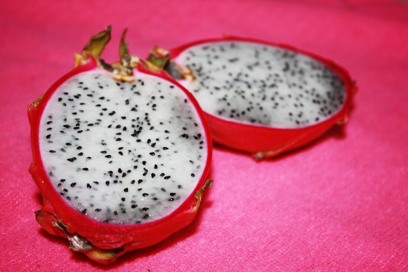 O consumo regular da pitaya ajuda a prevenir o envelhecimento precoce da pele, já que possui vitamina C, que promove a formação do colágeno no organismo. É um componente importante para manter a firmeza e a elasticidade da pele.