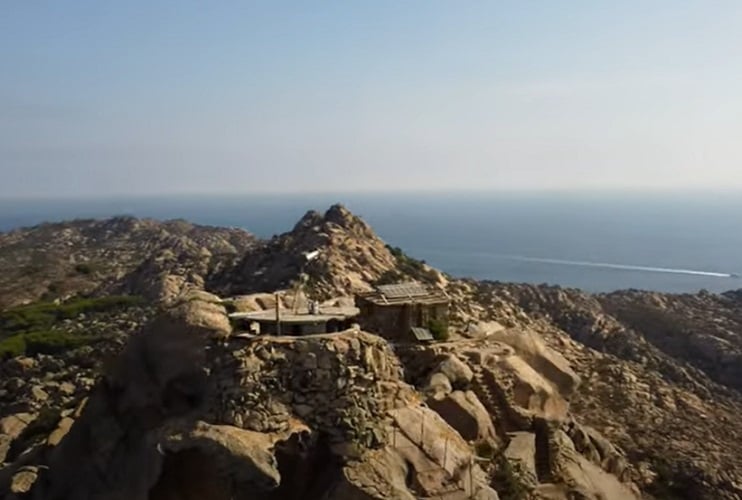 Para aqueles que buscam uma experiência mais isolada e tranquila, a Ilha de Caprera, no nordeste da Sardenha, é um destino fascinante.