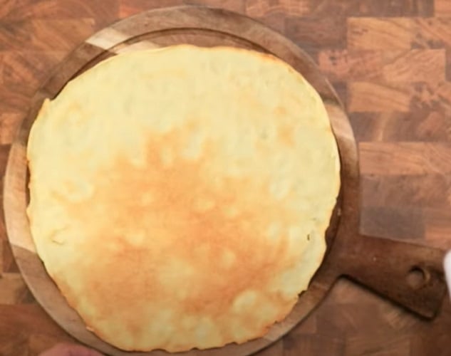 A comida sardenha é uma das mais autênticas e saborosas da Itália, com pratos típicos como a porceddu (leitão assado) e o pane carasau (pão fino e crocante), que fazem parte das tradições gastronômicas locais.