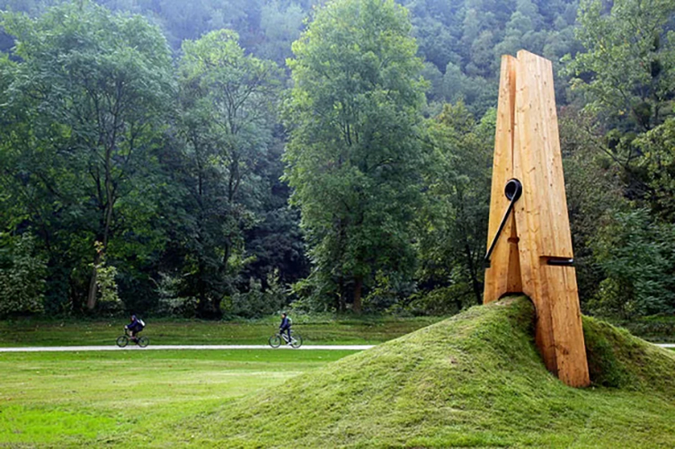 Imagine uma escultura que reproduz um pregador gigante prendendo o terreno em que se encontra. Pois é esta a estátua que se destaca e atrai visitantes no Parque Chaudfontaine, na Bélgica. A escultura do artista turco mehmet Ali Uysal parece prender a grama. Veja outros exemplos de trabalhos criativos que viraram atração turística. 