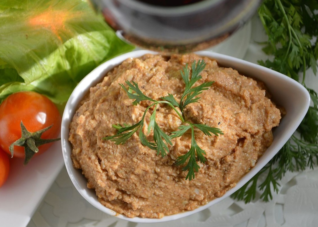 Uma opção mais robusta é o tradicional patê de fígado, que remete a receitas clássicas da culinária europeia. Ele é preparado com fígado de frango ou de boi, refogado com cebola, alho e temperos, depois processado com manteiga e, às vezes, creme de leite.