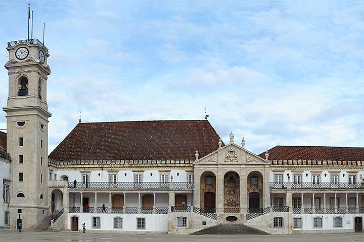 UNIVERSIDADE DE COIMBRA (Coimbra, Portugal) – 1290 -  Influenciou decisivamente a educação lusófona, particularmente nas ex-colônias, pois foi a principal instituição de ensino responsável pela formação dos quadros administrativos, religiosos e intelectuais que lideraram a expansão colonial de Portugal. 
