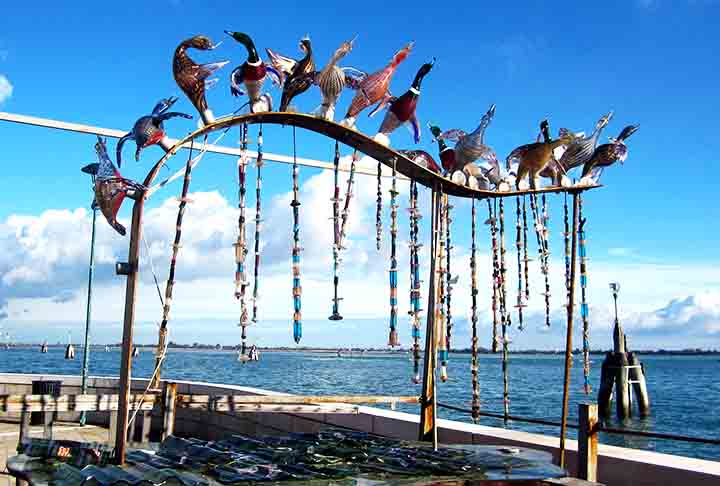 Murano, Itália: Os vidros de Murano são feitos com técnicas antigas, como vidro soprado e mosaico. A ilha é famosa por suas cores vibrantes, transparências e design inovador. Suas peças incluem lustres, taças e esculturas decorativas.
