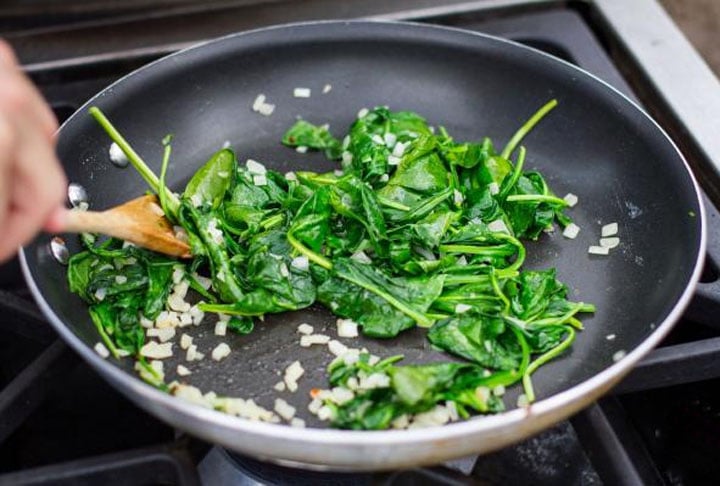 Bertalha- 19 Kcal(100g) -  Rica em vitaminas A, B2, B5, B6, C, fibras e minerais, como ferro e cálcio. Seus talos e folhas podem ser cozidos e servidos com ovos estalados. Ótima quando refogada com alho e pimentão. E na salada com tomate e cebola roxa.