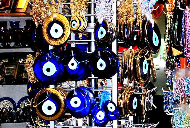 Istanbul, Turquia: Produz o tradicional Nazar Boncugu, o olho turco, além de utensílios decorativos. A tradição em vidro data da época bizantina e otomana. Os objetos geralmente têm significado cultural e espiritual.
