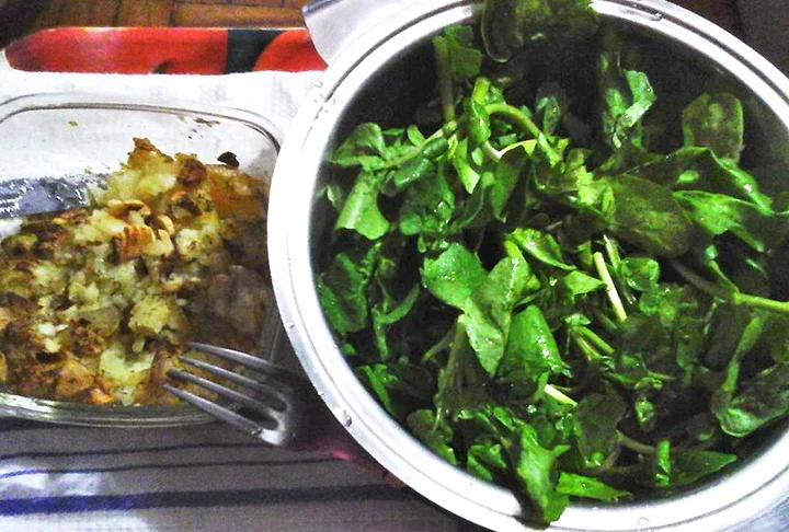 Agrião- 11 Kcal (100g) - Tem vitaminas A, B1, B2 e C, além de manganês, fósforo, ferro e zinco. Cru ou cozido, combina com tomate, queijo feta e molho limão. Pode ser adicionado a sanduíches e wraps, sopas e guisados de carne.