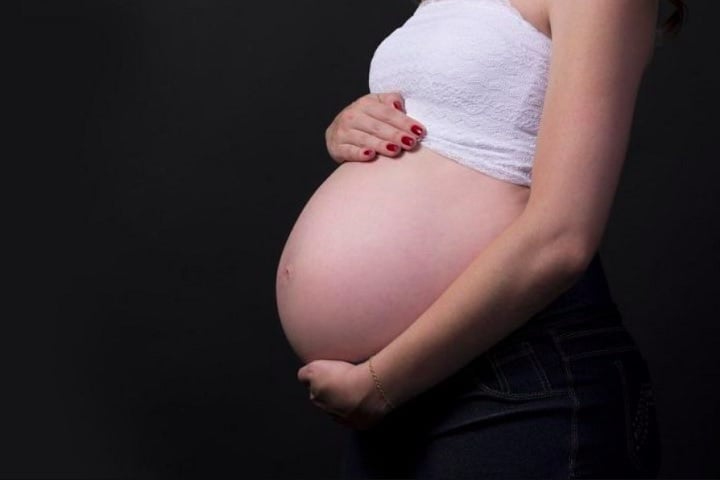 A FIV não só possibilitou que milhões de casais tivessem filhos, mas também abriu caminho para barrigas de aluguel, doação de óvulos e embriões, e até a seleção genética de embriões para evitar doenças hereditárias.