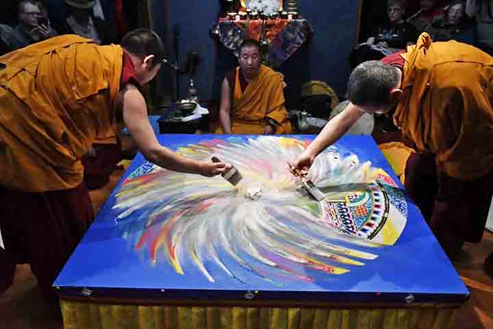 Algumas mandalas são feitas de areia colorida, especialmente no Budismo Tibetano.