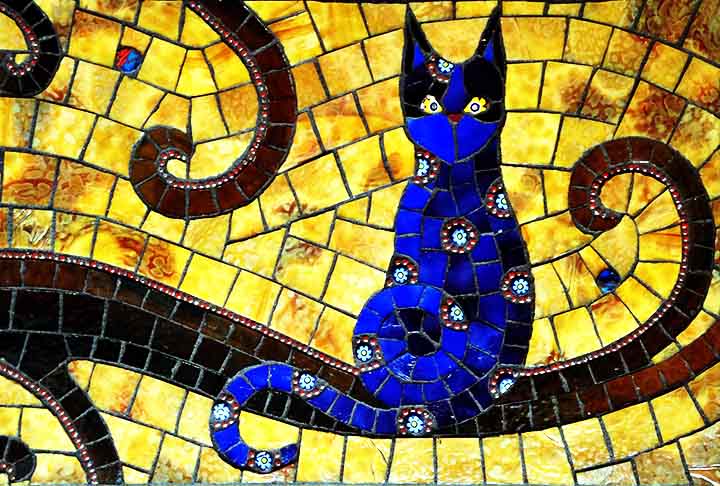 Por fim, a fusão de vidro combina diferentes camadas de vidro aquecidas até se unirem. É uma técnica popular para criar mosaicos e peças coloridas. Além disso, métodos modernos, como impressão 3D e técnicas mistas, têm expandido os limites da arte em vidro.
