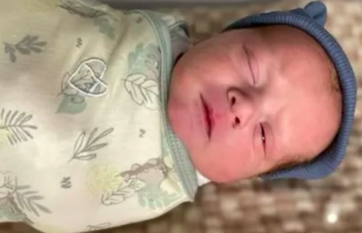 Tivemos um parto difícil, mas agora estamos bem. Ele é tão tranquilo. Estamos maravilhados por termos este bebê precioso!, afirmou a mãe, Lindsey Pierce.