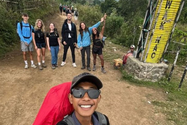 A imagem &eacute; um dos registros de Juliana Marins &agrave; sua fam&iacute;lia enquanto estava viajando pela Indon&eacute;sia; nela, conseguimos ver o guia e o grupo que viajava com a jovem.