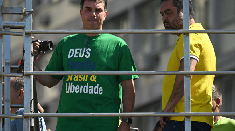 Senador Flávio Bolsonaro e governador do Rio de Janeiro Cláudio Castro em manifestação em Copacabana em favor de Jair Bolsonaro