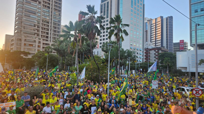Manifestação a favor de Bolsonaro na Praça Portugal, em Fortaleza