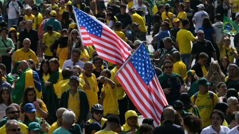 Manifestação de apoiadores de Bolsonaro na Avenida Paulista, em São Paulo, tem bandeiras de Brasil e Estados Unidos