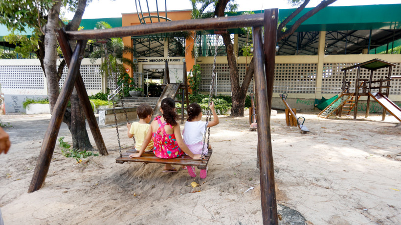 FORTALEZA, CEARÁ,  BRASIL- 03.08.2025: Movimentação do Mercado das Flores, na Praça Joaquim Távora.(Daniel Galber/Especial para O POVO)