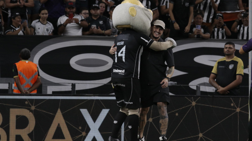 De volta ao Ceará, Vina foi apresentado à torcida no Castelão antes de jogo contra o Flamengo