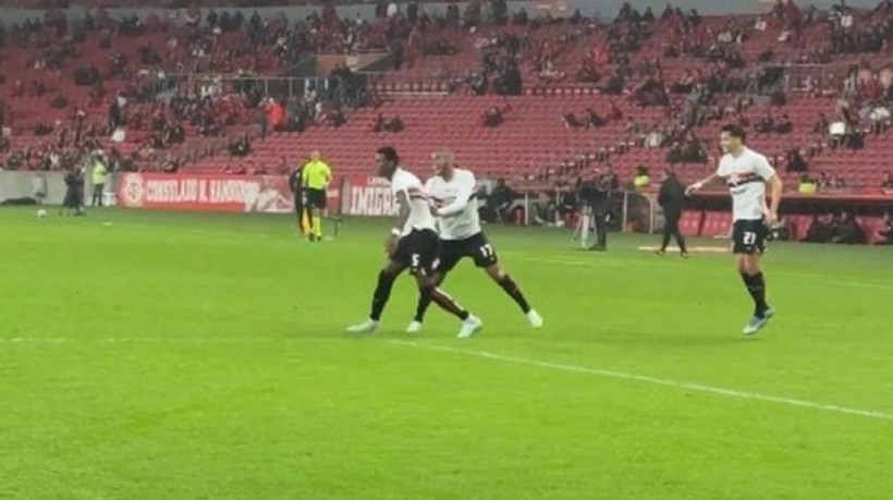 Tricolor aproveitou bem as jogadas de bola parada e se aproximou da zona de classificação para a Libertadores