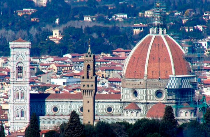 Catedral de Santa Maria del Fiore - Florença - Uma das mais famosas igrejas do mundo, conhecida pela inconfundível cúpula redonda de 54m de altura. A igreja tem 153m de comprimento por 90m de largura. Construída entre 1296 e 1436. A fachada tem mosaicos de mármore coloridos em estilo neogótico.