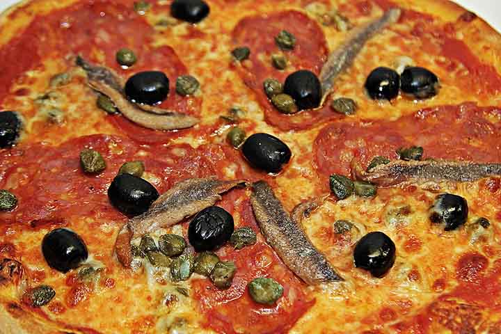 Por fim, a anchova é um ingrediente fundamental na culinária mediterrânea, especialmente em países como Itália e Espanha. Na primeira, é utilizada em pizzas, massas, saladas e pratos como a bagna cauda. Na segunda, está na anchova de Santoña é famosa por sua qualidade e sabor. 