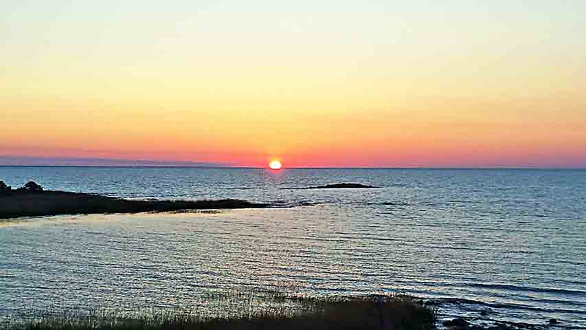 O Lago Balcache (Cazaquistão) tem 16.400 km² e profundidade máxima de 26 m. Notável por ter uma metade de água doce e outra salgada, é essencial para a pesca e sofre com problemas ambientais devido à redução do fluxo de seus rios.
