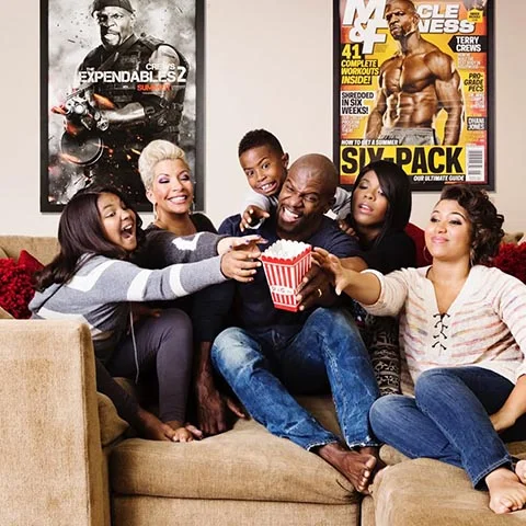 Por fim, Terry Crews é casado com Rebecca King desde 1989. O casal, então, tem cinco filhos (Isaiah, Tera, Wynfrey, Azriel e Naomi) e uma neta.