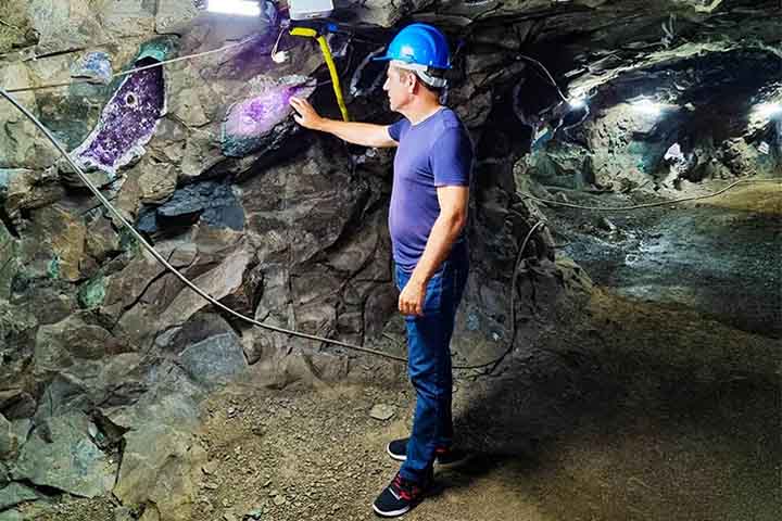 Com o tempo, muitas minas se esgotaram, mas não foram abandonadas. Foram reaproveitadas como pontos de visitação, restaurantes temáticos e espaços culturais, criando uma rede turística subterrânea que ajuda a contar a história da cidade.