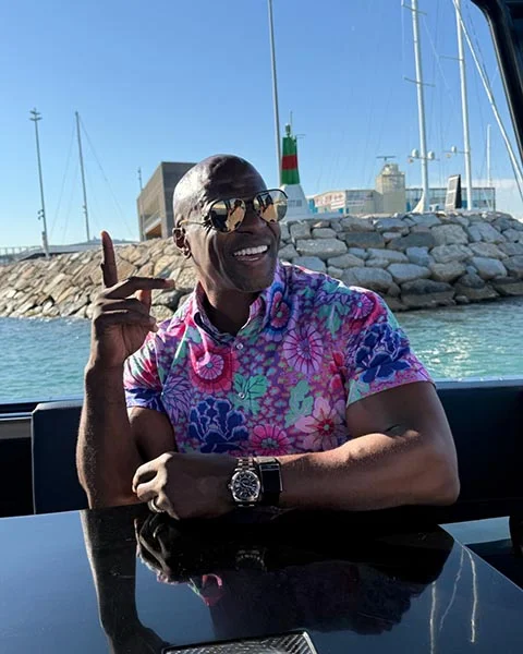 O carismático ator fez uma participação especial em um programa humorístico do Brasil, no quadro Guerreiro, o bombeiro do Casseta & Planeta, Urgente!